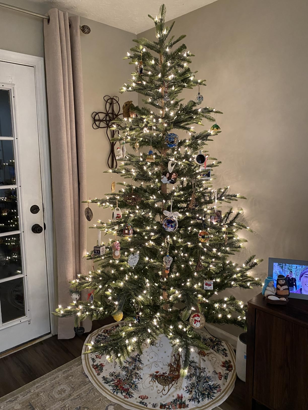 Puleo International 7.5ft Pre-Lit Aspen Fir Artificial Christmas Tree thumbnail 4
